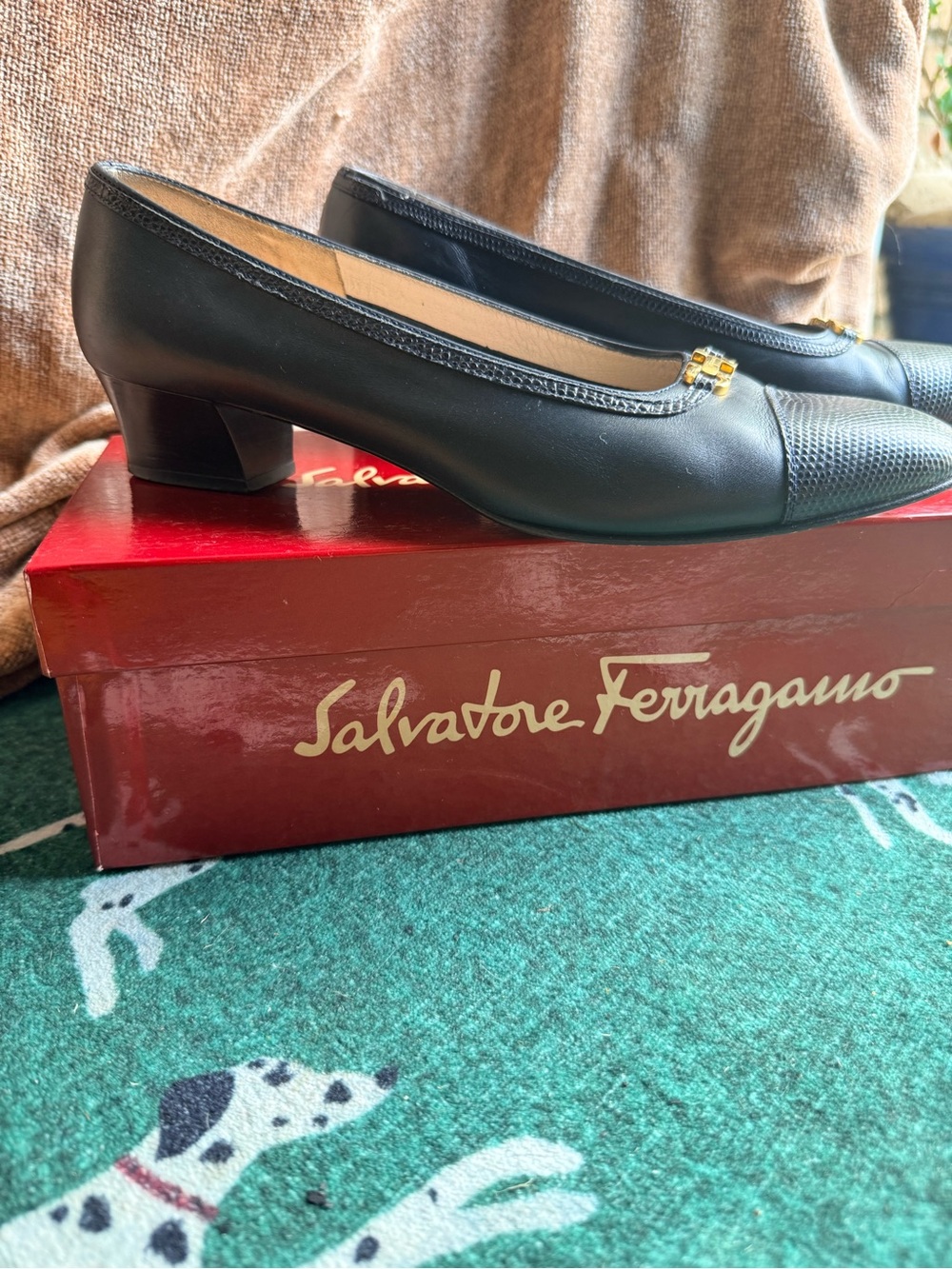 Salvatore Ferragamo Scurita Black Leather Gancini Pumps 8B w/ Original Box